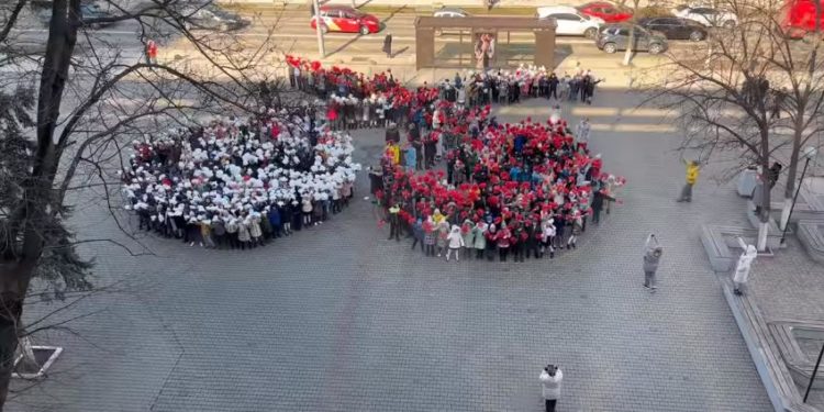 В Молдове празднуют Мэрцишор: Учащиеся столичного лицея создали огромный живой символ весны | VIDEO