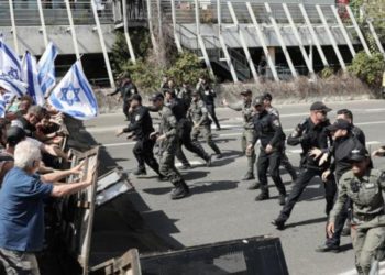 Полиция Израиля применила водометы из-за многотысячных протестов против судебной реформы