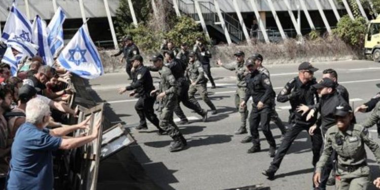 Полиция Израиля применила водометы из-за многотысячных протестов против судебной реформы