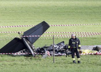 Столкновение двух учебных самолетов в Италии: оба пилота погибли | VIDEO