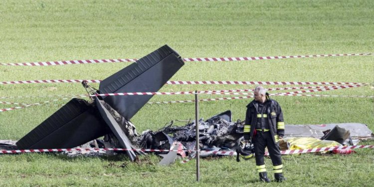 Столкновение двух учебных самолетов в Италии: оба пилота погибли | VIDEO