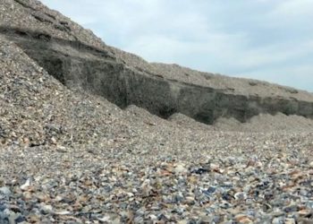 Dune uriașe de nisip s-au format pe plaja din Mamaia: „Turiștii la vară trebuie să vină cu scara” | VIDEO