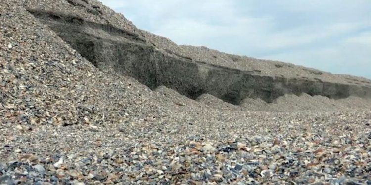 Dune uriașe de nisip s-au format pe plaja din Mamaia: „Turiștii la vară trebuie să vină cu scara” | VIDEO