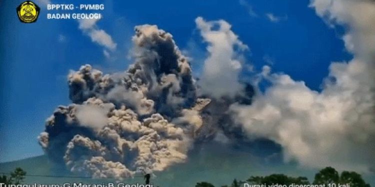 Erupție spectaculoasă a unui vulcan din Indonezia. Populația din apropierea craterului a fost evacuată