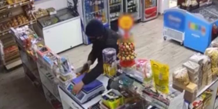 „A mai fost judecat anterior pentru fapte similare”. Ce riscă autorul atacului tâlhăresc care a confundat aparatul de casă și cântarul | VIDEO