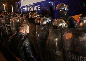 Против протестующих перед парламентом Грузии применили слезоточивый газ