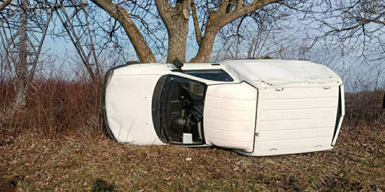 O mașină a doborât un copac, a lovit o pensionară, apoi s-a izbit într-un magazin, în stânga Nistrului. Victima se află în reanimare |  VIDEO