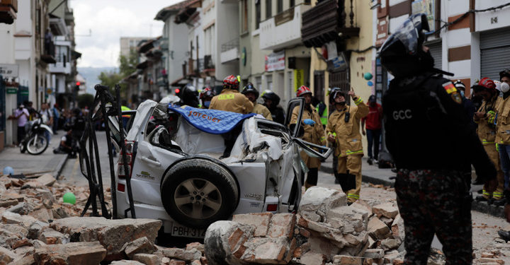 Количество пострадавших и жертв землетрясения в Эквадоре растет