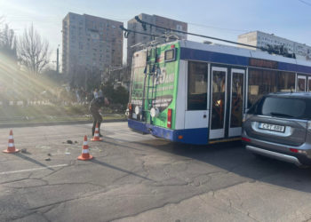 „Conducea agresiv, mă rugam să ies cât mai repede”. Ce povestesc pasagerii care au coborât din troleibuzul 13 cu câteva stații înainte de accidentul care a ucis fetița de 12 ani