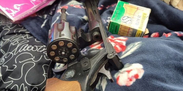 Un revolver încărcat, camuflat în bagajul unui cetățean străin ce voia să zboare spre Armenia