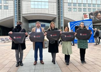 Un grup de jurnaliști moldoveni protestează în fața Parlamentului European la Bruxelles: Lupta pentru libertatea presei în Moldova continuă