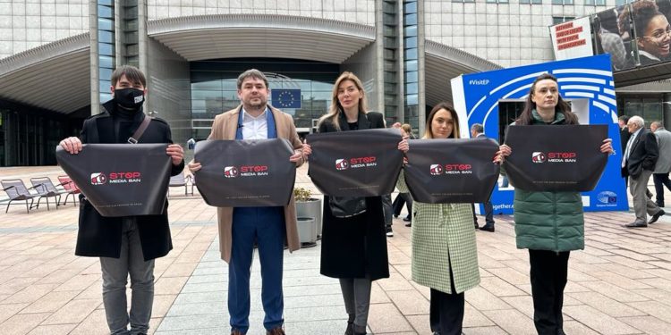 Un grup de jurnaliști moldoveni protestează în fața Parlamentului European la Bruxelles: Lupta pentru libertatea presei în Moldova continuă