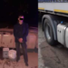 Patru moldoveni au fost prinși furând motorină din camioane în zona de graniță. Ar fi reușit să sustragă 200 de litri de combustibil | VIDEO