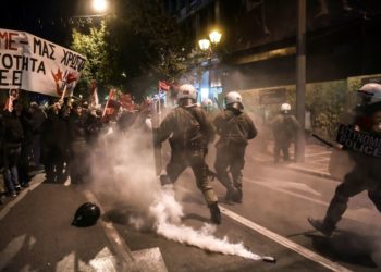 Furie în Grecia după catastrofa feroviară soldată cu 57 de morți. Ciocniri între protestatari și polițiști la Atena