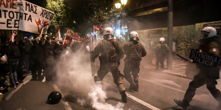 Furie în Grecia după catastrofa feroviară soldată cu 57 de morți. Ciocniri între protestatari și polițiști la Atena
