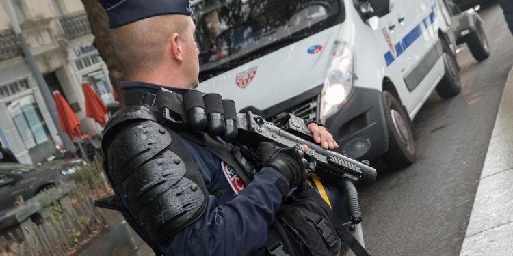 В Ницце двух человек ранили в результате нападения с ножом