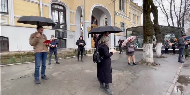 Возле Национальной библиотеки прошел флешмоб против передачи здания митрополии