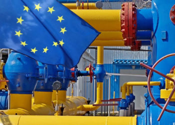 Цена газа в Европе впервые с 2021 года снизилась до 450 долларов