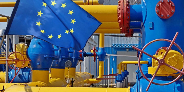 Цена газа в Европе впервые с 2021 года снизилась до 450 долларов