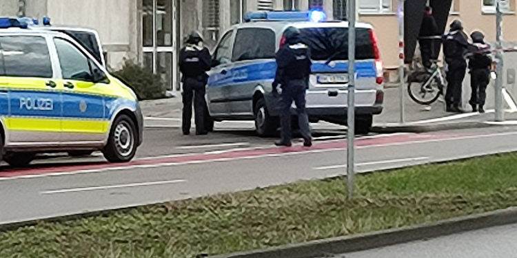 Posibilă luare de ostatici în orașul german Karlsruhe. Poliția a delimitat zona
