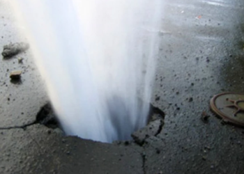 Сауна в центре Кишинева. Из-за прорыва в системе теплоснабжения улицу затопило горячей водой | VIDEO