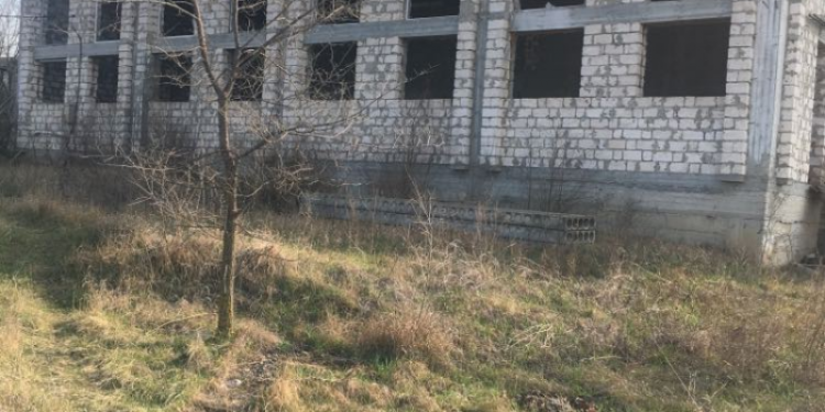 S-au furat geamurile nou-nouțe de la școala ce se construiește în Floreni: Primăria oferă 10 mii lei pentru informații despre hoți