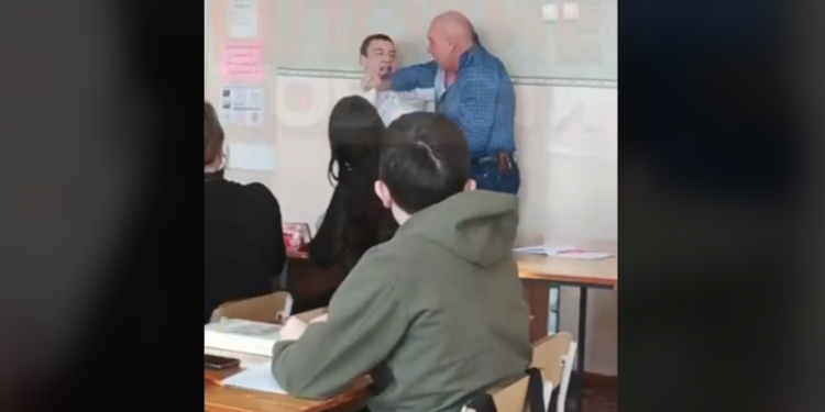 S-au bătut în timpul orelor: Un elev și un profesor s-au luat la pumni, la o lecție de desen liniar