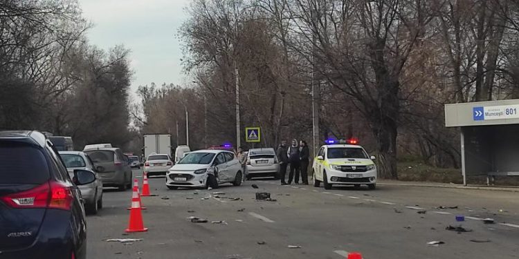 Carnagiu pe strada Muncești: Un TIR și alte trei mașini, grav accidentate. Un BMW, făcut zob. Martorii spun că șoferul a murit pe loc