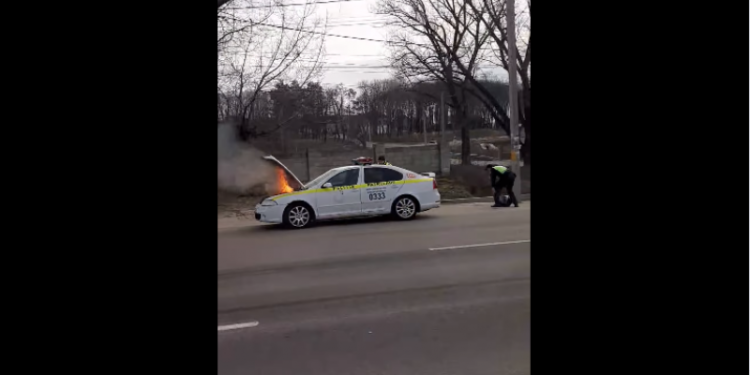 O mașină de poliție a luat foc în plină stradă la Peresecina