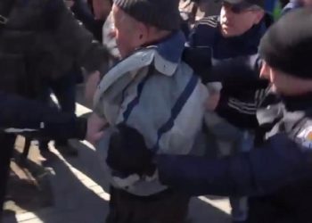 Altercații la protestul din capitală. Un bărbat, luat pe sus de polițiști. Tauber: Jos Cernăuțeanu