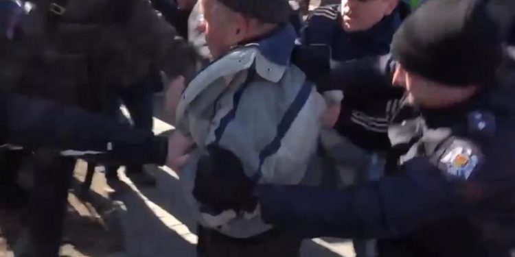 Altercații la protestul din capitală. Un bărbat, luat pe sus de polițiști. Tauber: Jos Cernăuțeanu
