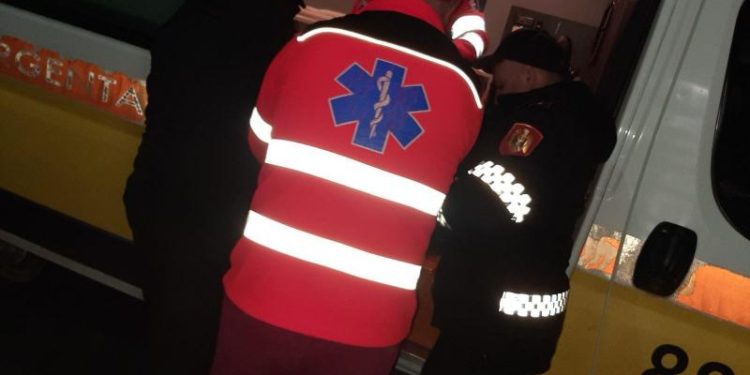 A leșinat așteptând transportul public: Un bărbat, găsit inconștient la o stație din Căușeni, a fost transportat la spital