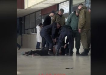 Un bărbat amenința cu un topor oamenii de la Gara Centrală din capitală. A fost imobilizat de oamenii legii | VIDEO