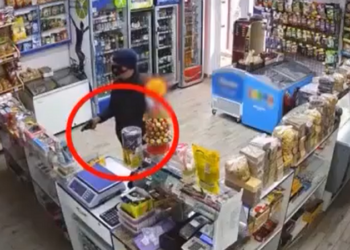 Cu mască pe față, a amenințat vânzătarea unui magazin și a furat cântarul: L-a încurcat cu aparatul de casă. Suspectul, reținut