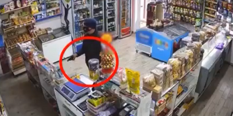 Cu mască pe față, a amenințat vânzătarea unui magazin și a furat cântarul: L-a încurcat cu aparatul de casă. Suspectul, reținut