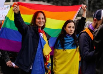 „Tata a spus că trebuie să mergem înainte, să ne obținem drepturile”. Al treilea cuplu LGBT+ a mers să se înregistreze la ASP
