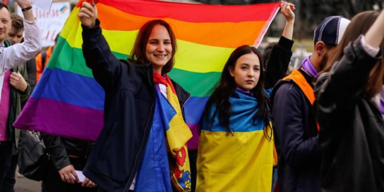 „Tata a spus că trebuie să mergem înainte, să ne obținem drepturile”. Al treilea cuplu LGBT+ a mers să se înregistreze la ASP