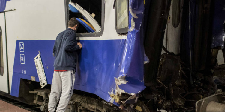 В Румынии локомотив врезался в пассажирский вагон. Один человек погиб, трое пострадали