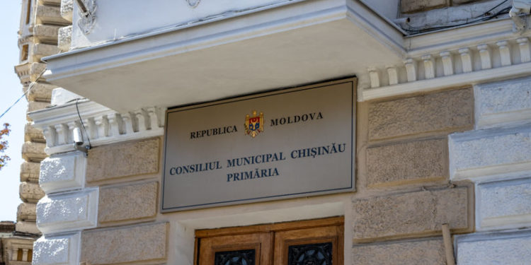 Primăria capitalei testează o aplicație mobilă pentru a urmări deplasarea transportului public în timp real. Cât se va cheltui pe acest sistem și ce cred despre el chișinăuienii | VIDEO