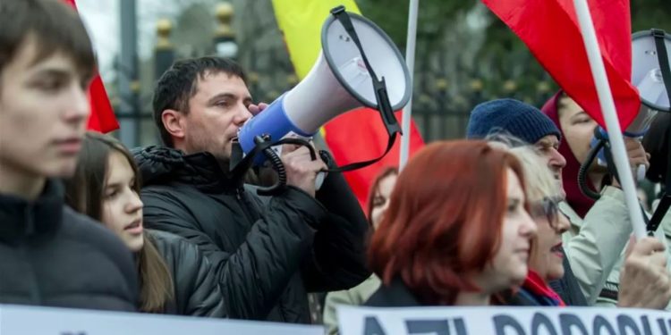 „Mâine-poimâine, Piața Marii Adunări Naționale va fi plină cu oameni, iar de vină ar fi incompetența guvernării”. Activiști civici și politicieni, despre lanțul de crize din țară