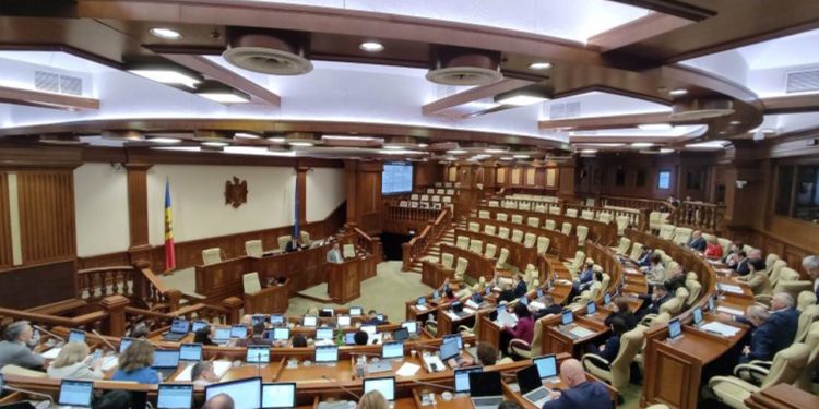 Majoritatea parlamentară PAS a adoptat declarația cu privire la agresiunea Rusiei împotriva Ucrainei. BCS a părăsit sala în semn de protest, iar membrii fracțiunii „ȘOR” au boicotat ședința | VIDEO