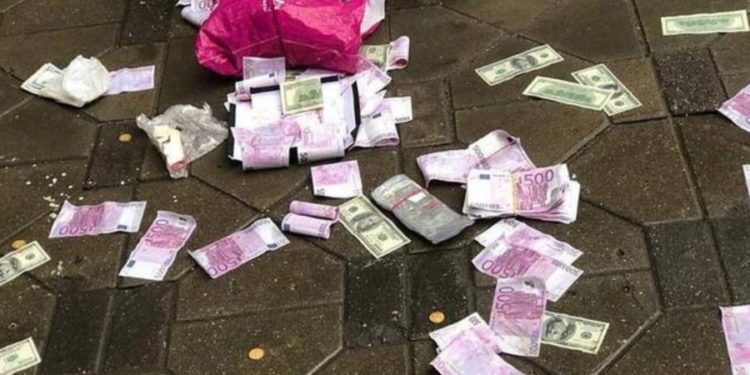 Задержанный сотрудниками ФСБ в Москве выкинул из окна несколько миллионов рублей | VIDEO