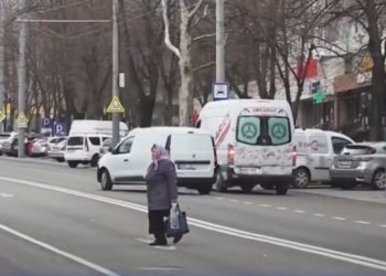 Pietonii surprinși cum traversează neregulamentar, avertizați de tineri cu megafoane. Campanie de prevenire a accidentelor organizată de un grup de activiști | VIDEO