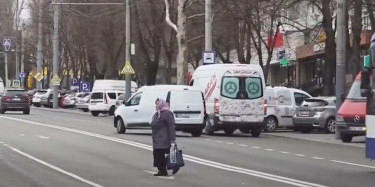 Pietonii surprinși cum traversează neregulamentar, avertizați de tineri cu megafoane. Campanie de prevenire a accidentelor organizată de un grup de activiști | VIDEO