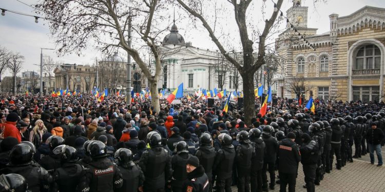 Vitalie Dragancea, despre atitudinea față de proteste: Atât guvernarea cât și opoziția se poartă obraznic față de cetățeni, în loc să soluționeze probleme, ne distrează cu atacuri reciproce