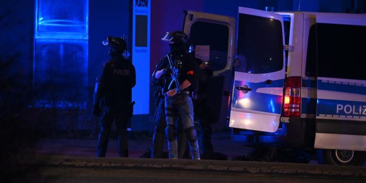 Bărbatul care a ucis şapte oameni în Hamburg a fost vizitat de poliţie cu o lună înainte de atac. Nu i s-a confiscat arma