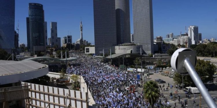 В Израиле сотни тысяч человек 12-ю неделю подряд протестуют против судебной реформы