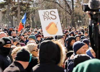 Резолюция участников митинга 12 марта: Сутки на раздумье – до 13.00 понедельника, народ оставляет за собой право принять необходимые меры, чтобы обязать руководство страны оплатить счета граждан