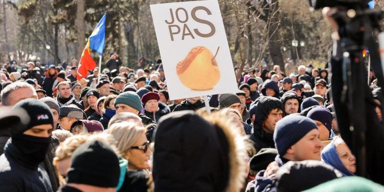 Резолюция участников митинга 12 марта: Сутки на раздумье – до 13.00 понедельника, народ оставляет за собой право принять необходимые меры, чтобы обязать руководство страны оплатить счета граждан