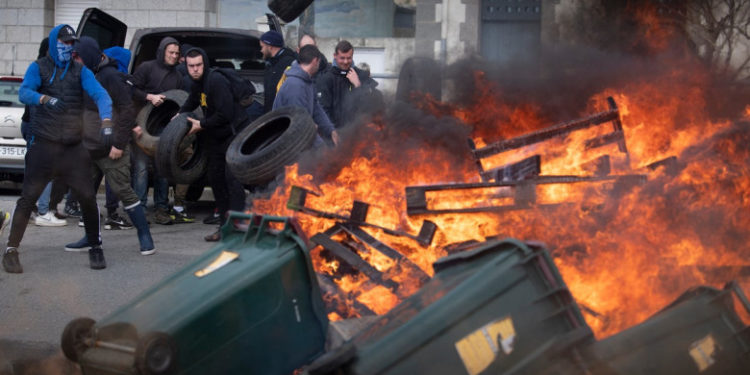 „Mii de oameni au venit pur şi simplu pentru a face război”, spune Macron despre confruntările dintre protestatari și polițiști